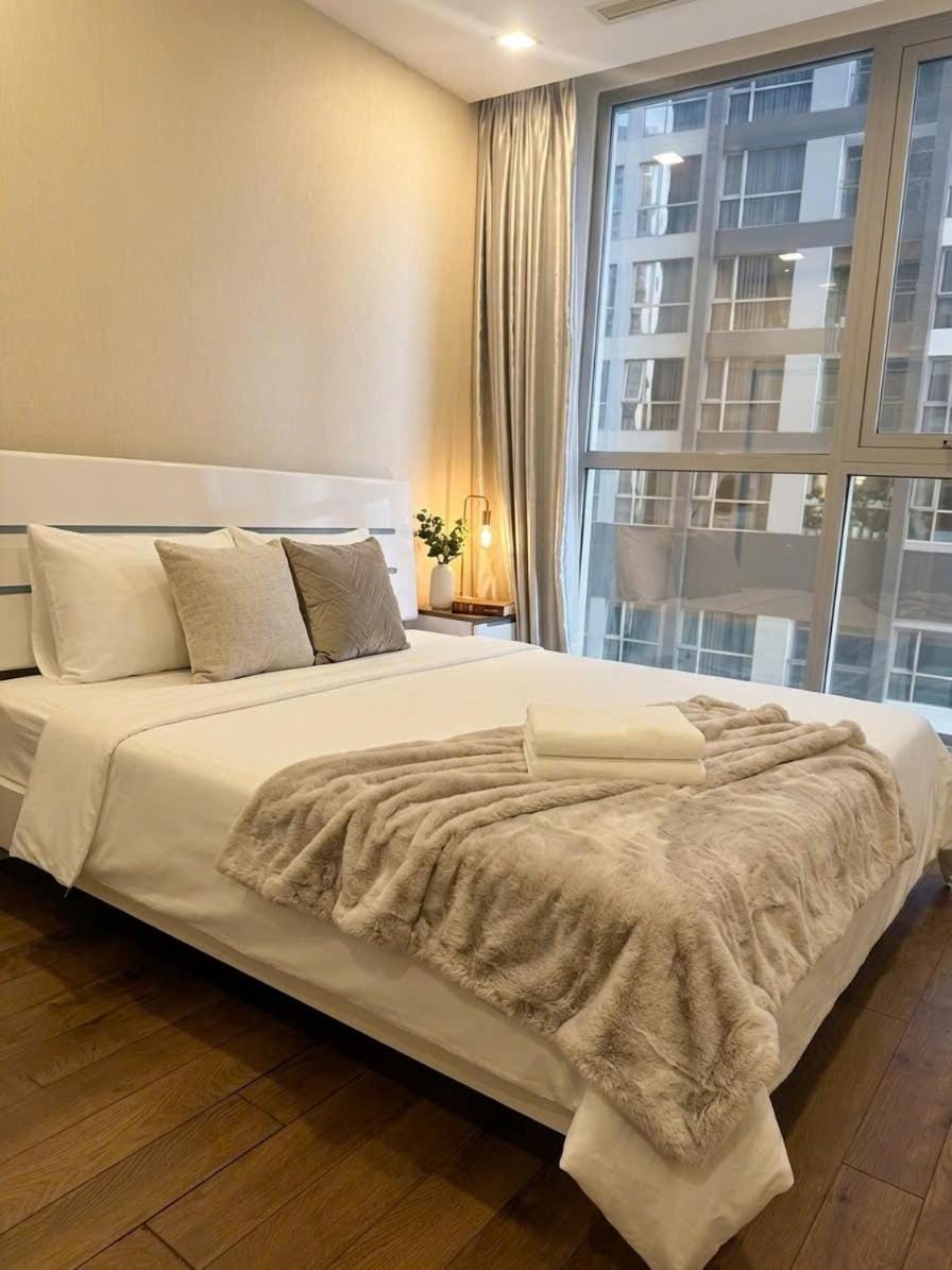 3-Bed Morden-landmark-Vinhomes Central Park Apartment in Ho Chi Minh City