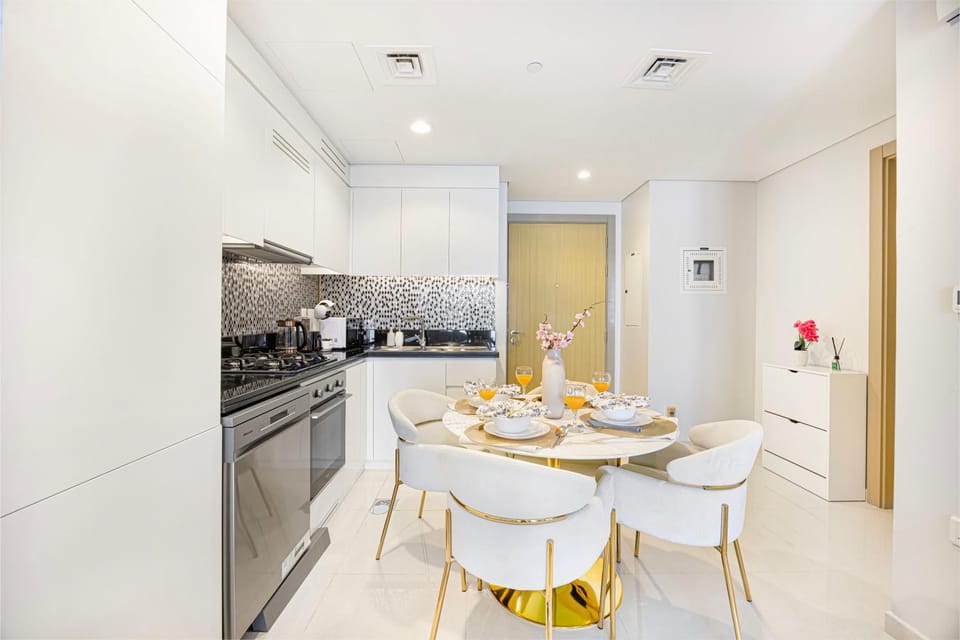 Kitchen or kitchenette, Dining area