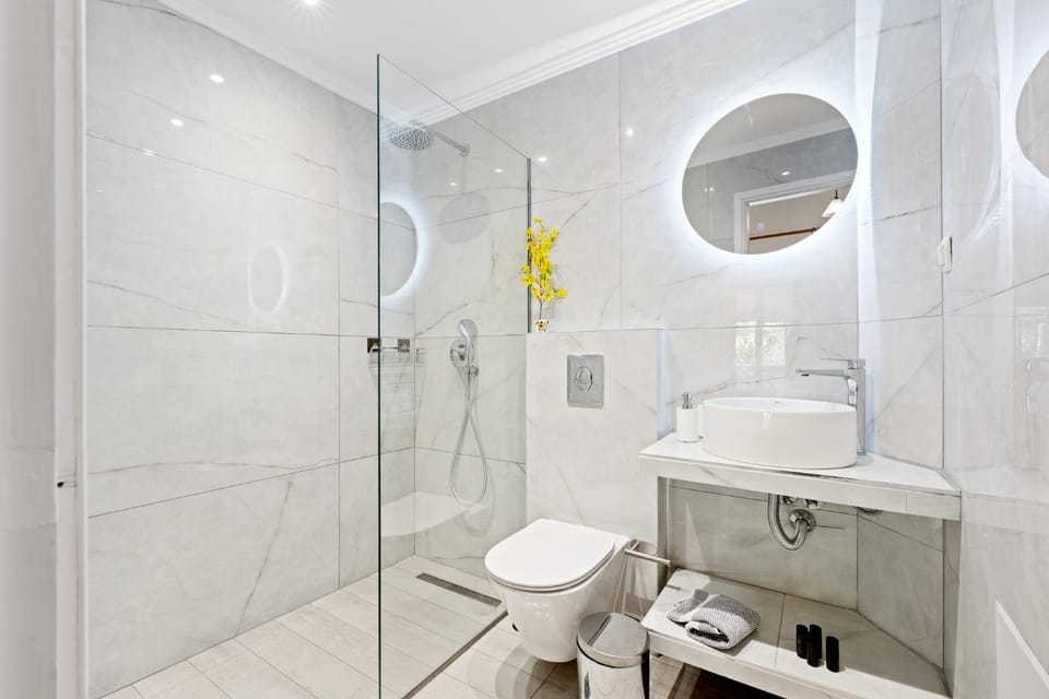 Shower, Toilet, Bathroom, towels