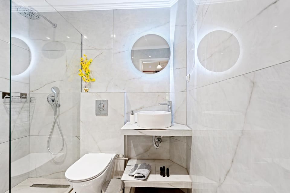 Shower, Toilet, Bathroom, towels