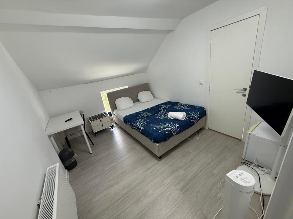 TV and multimedia, Photo of the whole room, Bedroom, towels