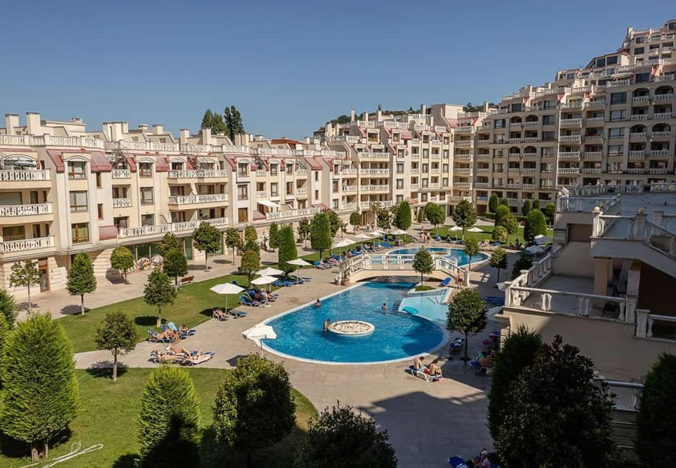 Property building, Balcony/Terrace, Pool view, Swimming pool