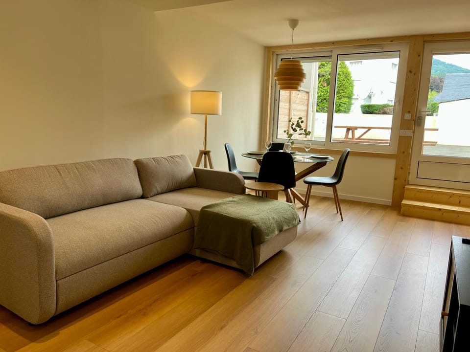 Escale Pyrénéenne - Neuf, Terrasse & Parking - 5B Apartment in Occitanie