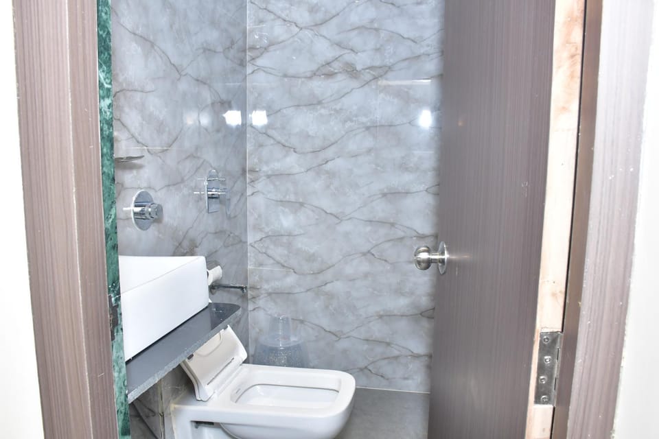 Shower, Toilet, Bathroom, bidet, towels