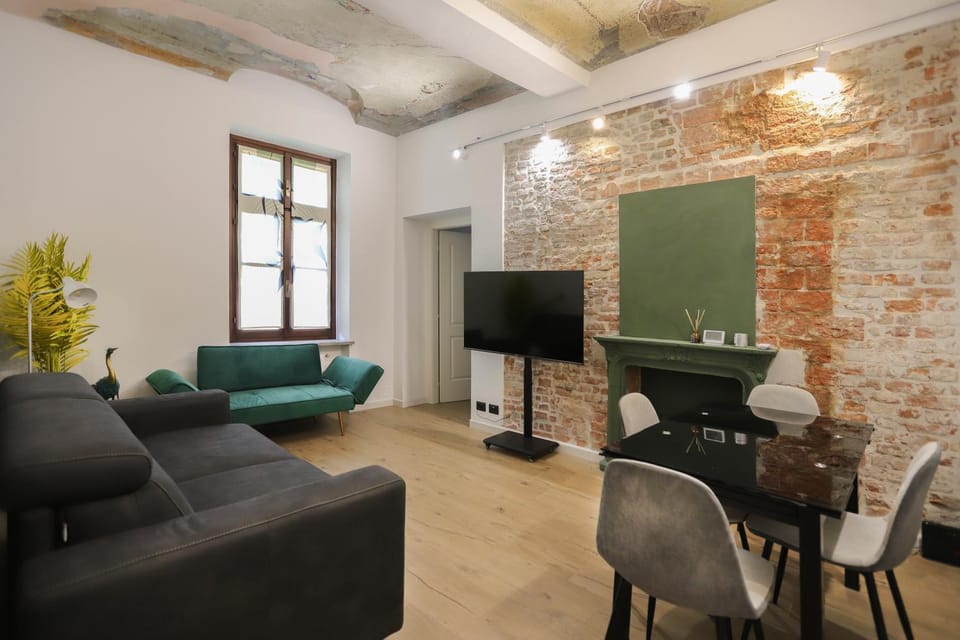 Communal lounge/ TV room, TV and multimedia, Living room, Seating area, Evening entertainment