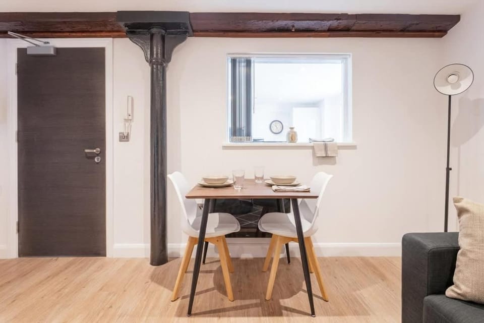 Modern 1 Bed Apt with Parking in Burton on Trent Apartment in Burton upon Trent