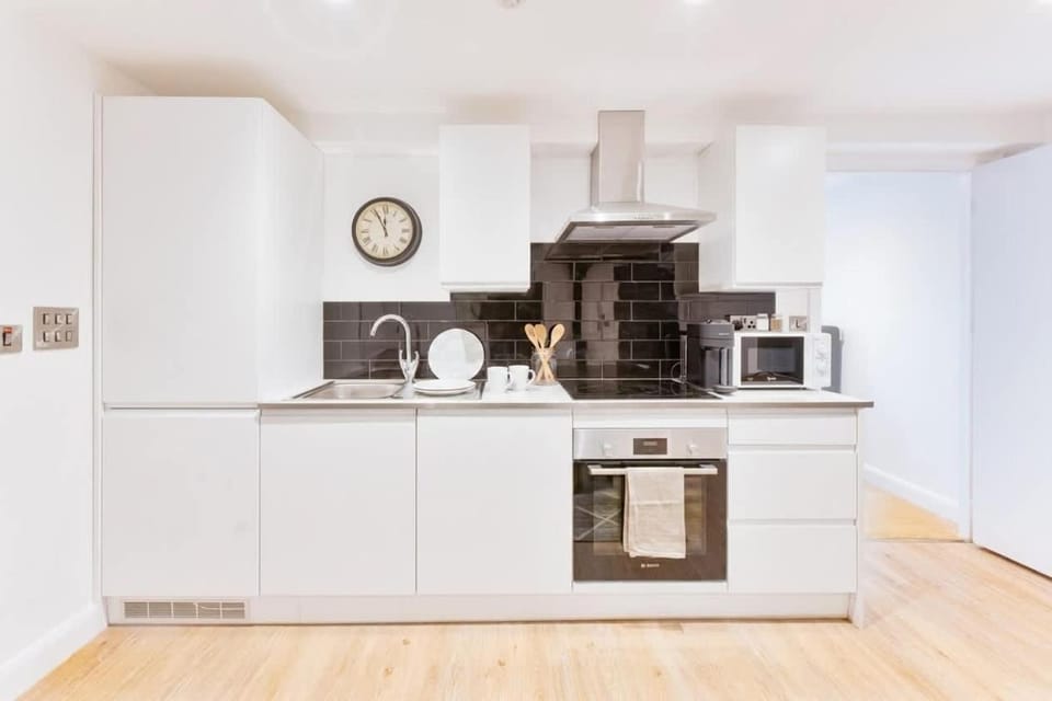 Modern 1 Bed Apt with Parking in Burton on Trent Apartment in Burton upon Trent
