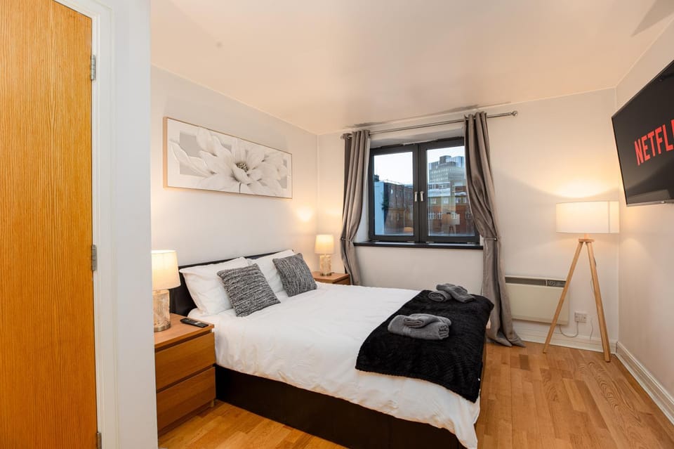 2 Bed 2 Bath Leeds City Centre with Balcony Apartment in Leeds