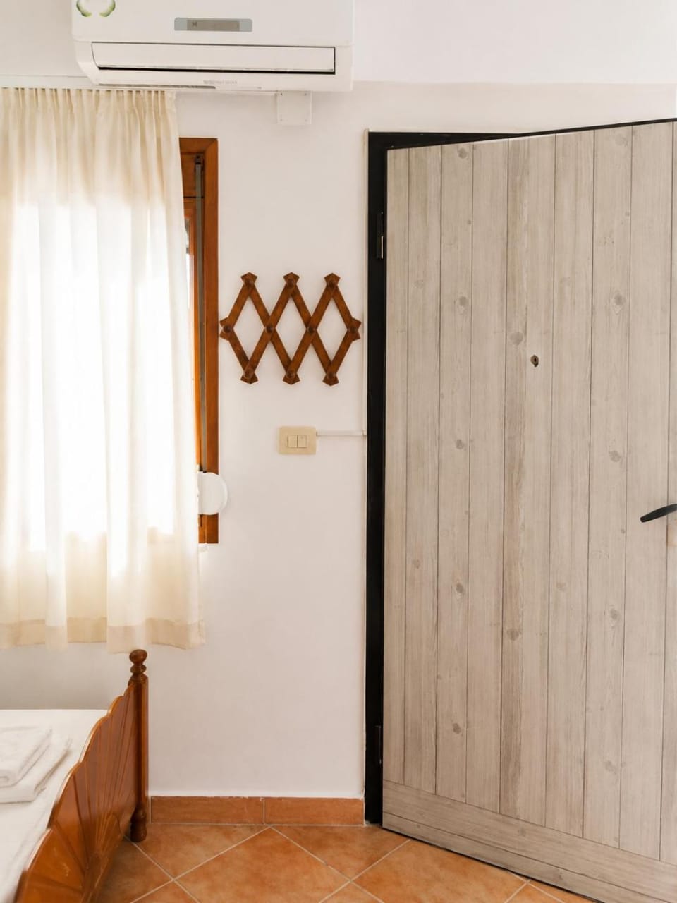 minibar, wardrobe, air conditioner