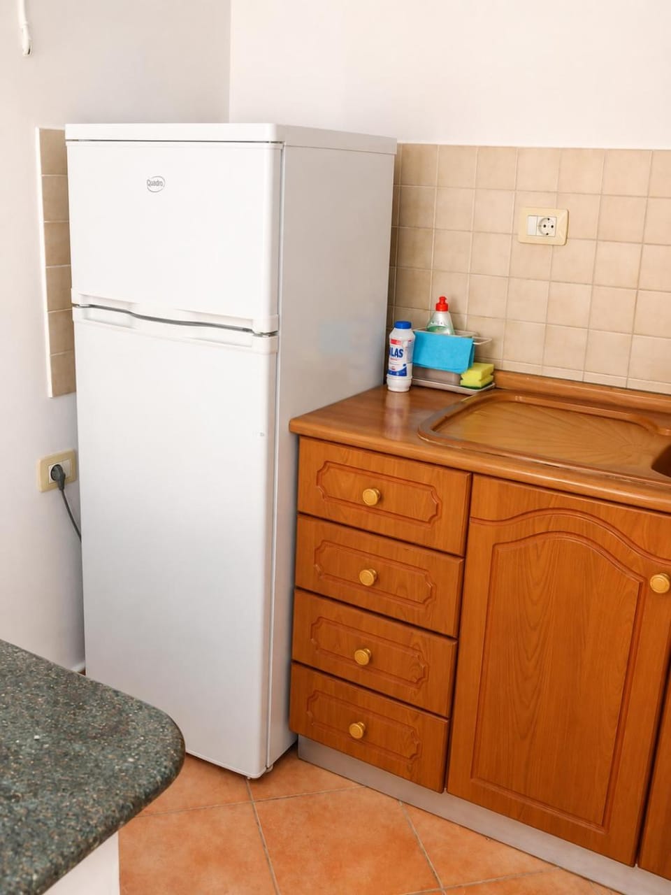 Kitchen or kitchenette, minibar