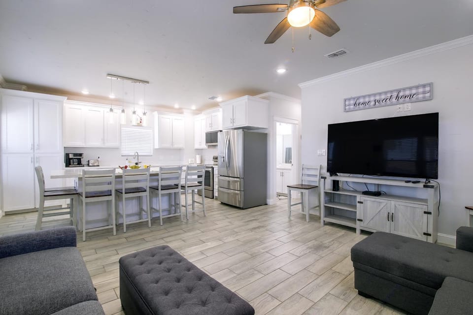 Private Dock, Pool Access: Oceanfront Cottage House in Port Isabel