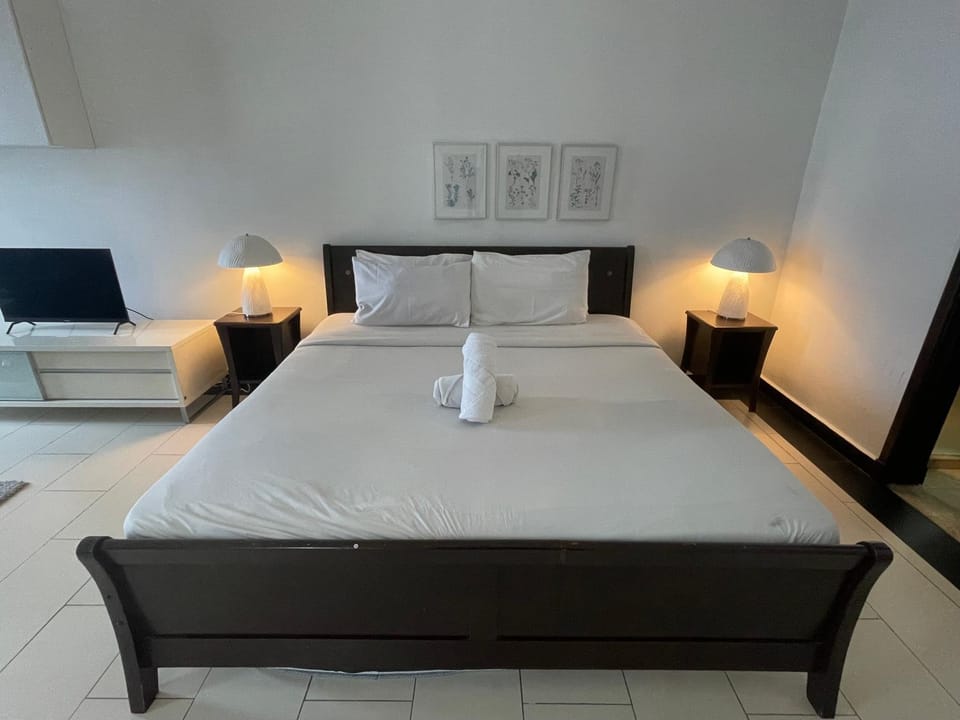 Bed, TV and multimedia, Bedroom, towels