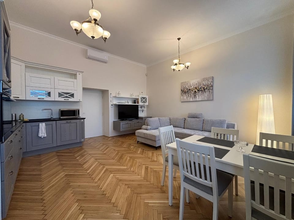 Kitchen or kitchenette, Living room, Seating area, Dining area, dishwasher, stove