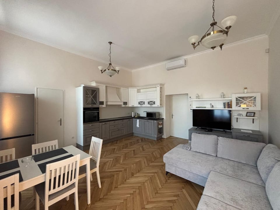 TV and multimedia, Kitchen or kitchenette, Living room, Seating area, Dining area, dishwasher, oven, stove