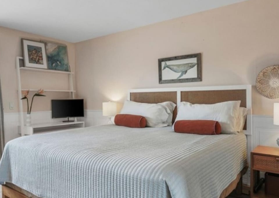 Coastal Two Bedroom Residence with Private Patio Apartment in Redondo Beach
