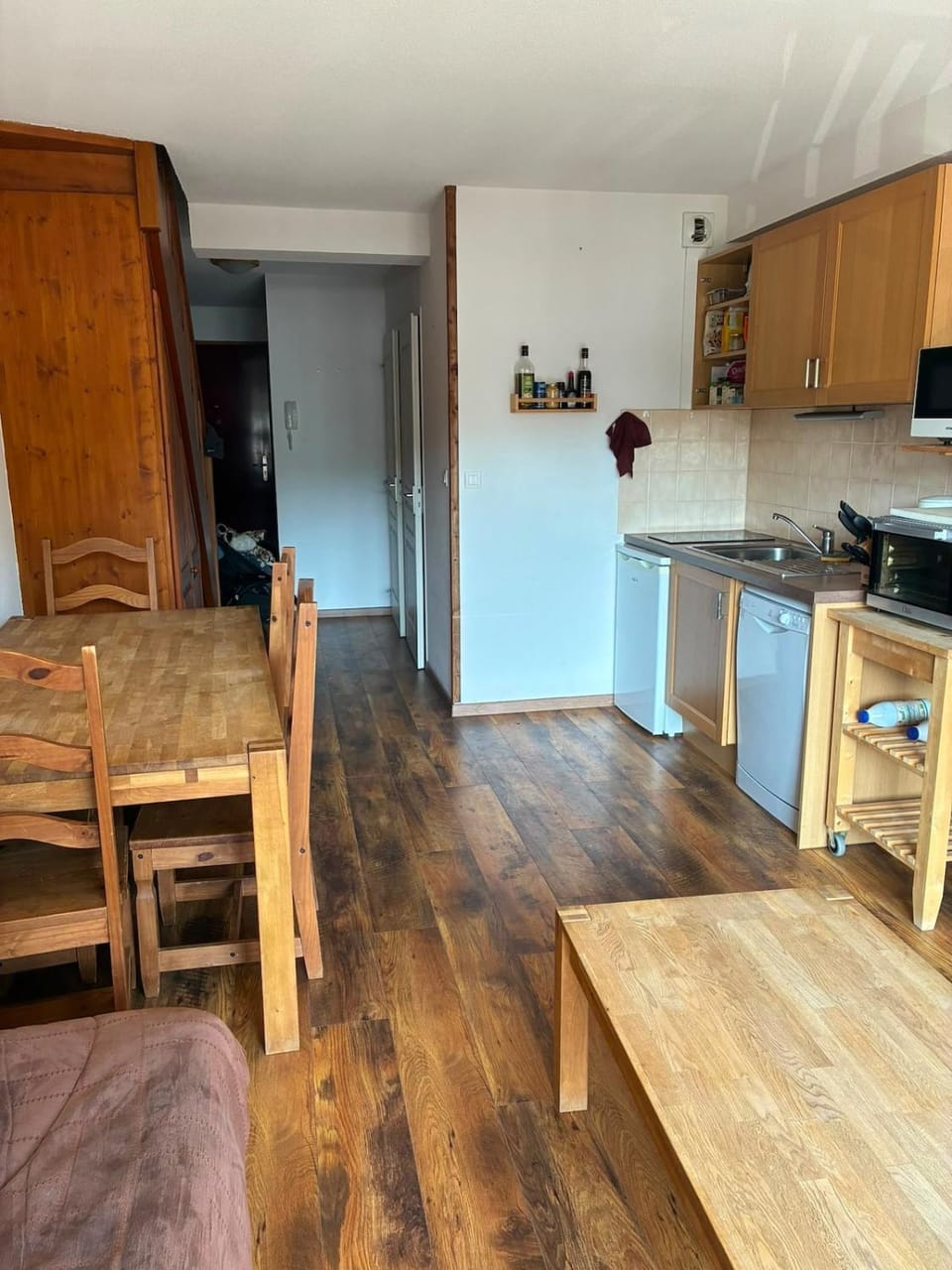 Kitchen or kitchenette, Dining area