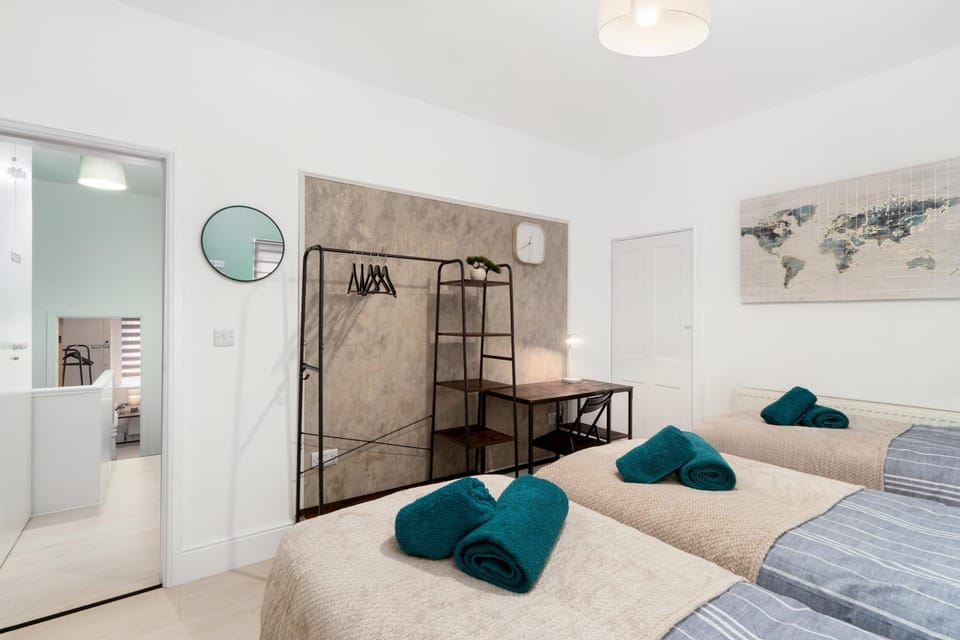 Bed, Bedroom, towels