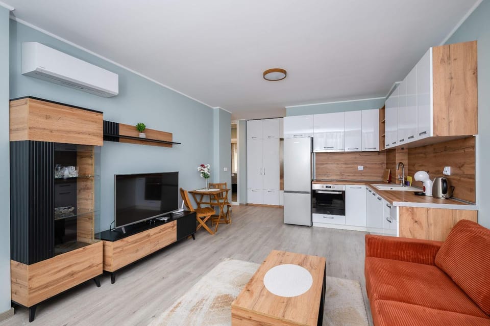 TV and multimedia, Kitchen or kitchenette, Living room, Seating area, Dining area, oven, stove