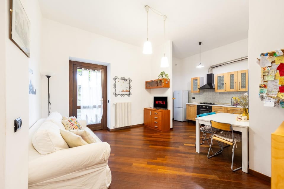 TV and multimedia, Kitchen or kitchenette, Living room, Seating area, Dining area, oven, stove