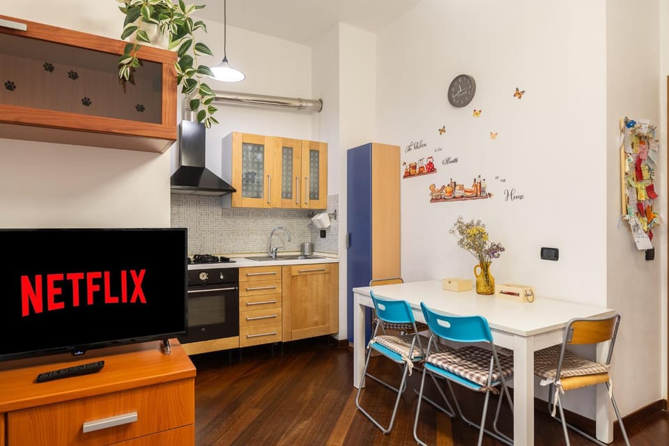 TV and multimedia, Kitchen or kitchenette, Dining area, oven, stove