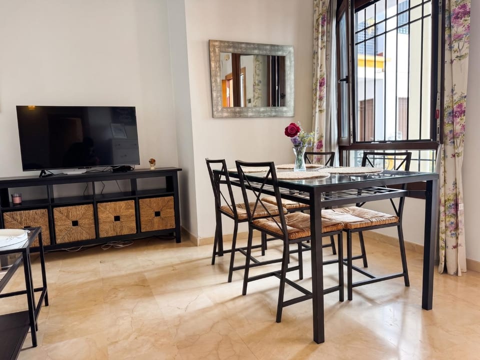 Communal lounge/ TV room, Dining area