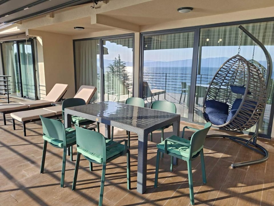Patio, Natural landscape, View (from property/room), Balcony/Terrace, Seating area, Dining area, Lake view