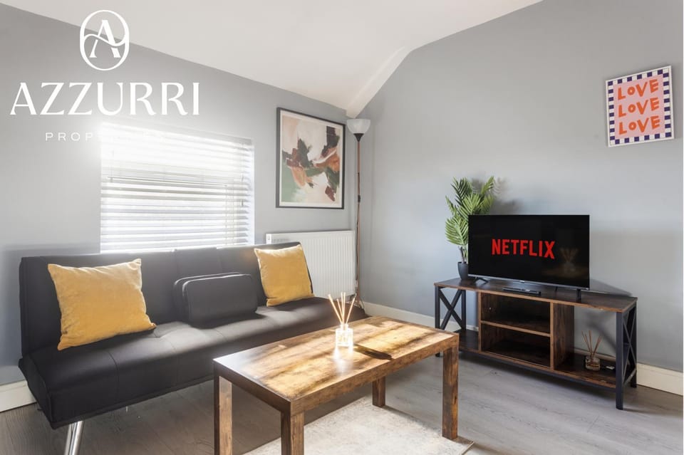 Communal lounge/ TV room, TV and multimedia, Living room, Seating area, Evening entertainment, Text overlay
