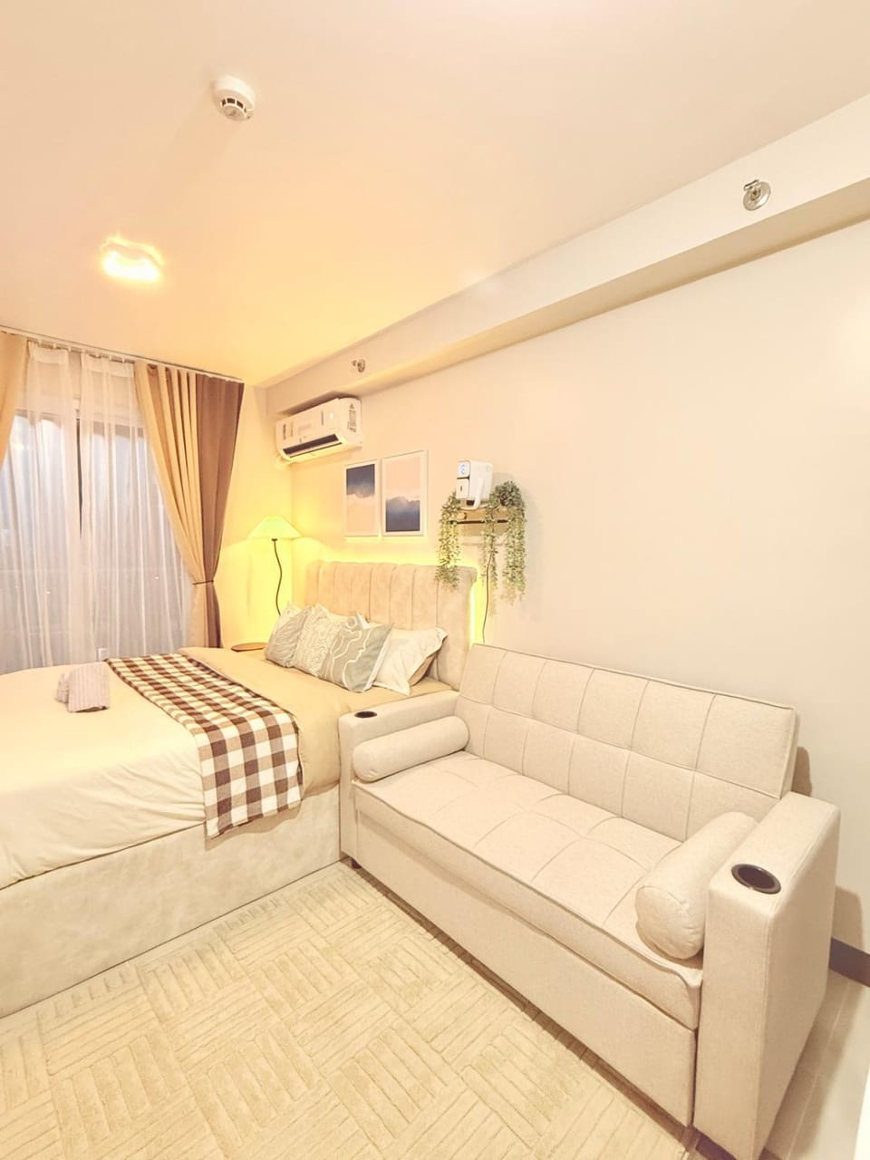 Bed, Photo of the whole room, Seating area