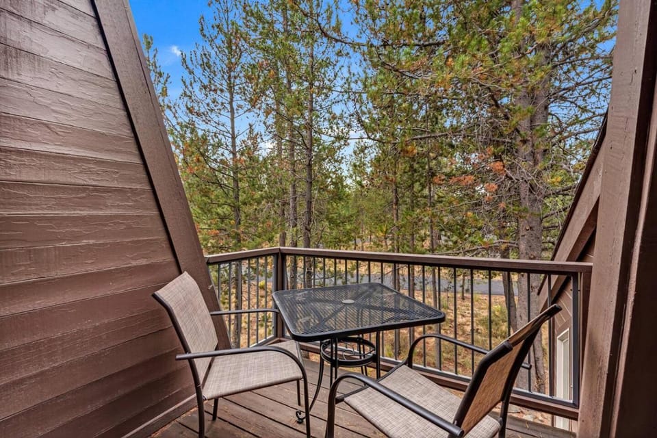 Upgraded Golf View Home, Hot Tub, Waterpark Passes House in Sunriver