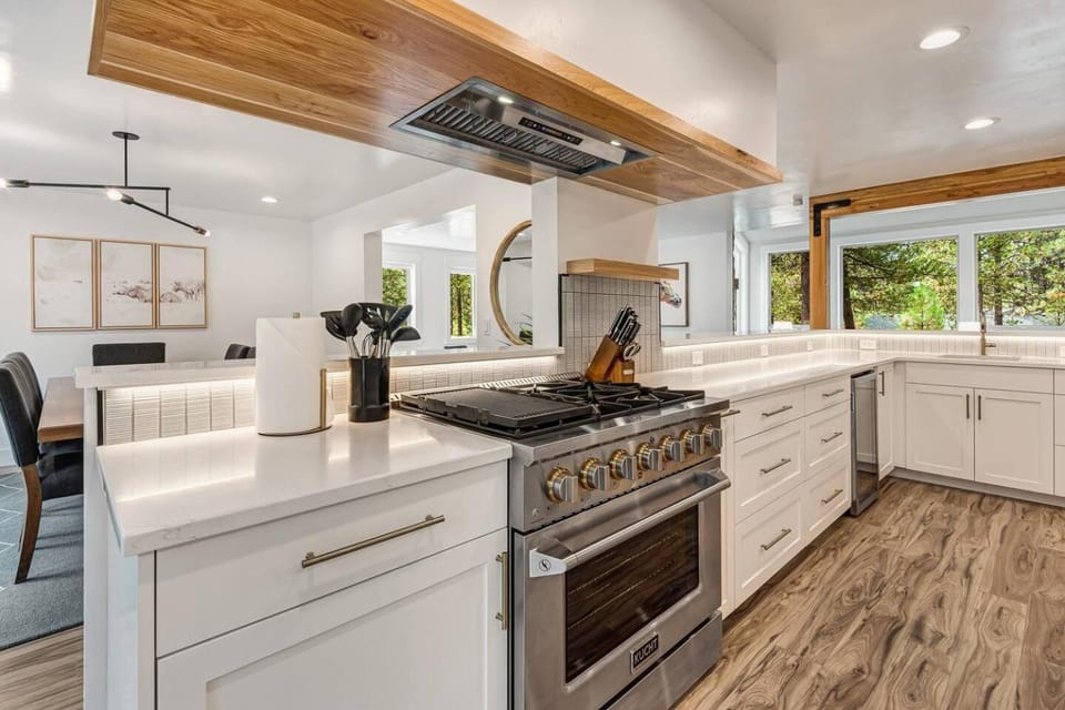 Upgraded Golf View Home, Hot Tub, Waterpark Passes House in Sunriver