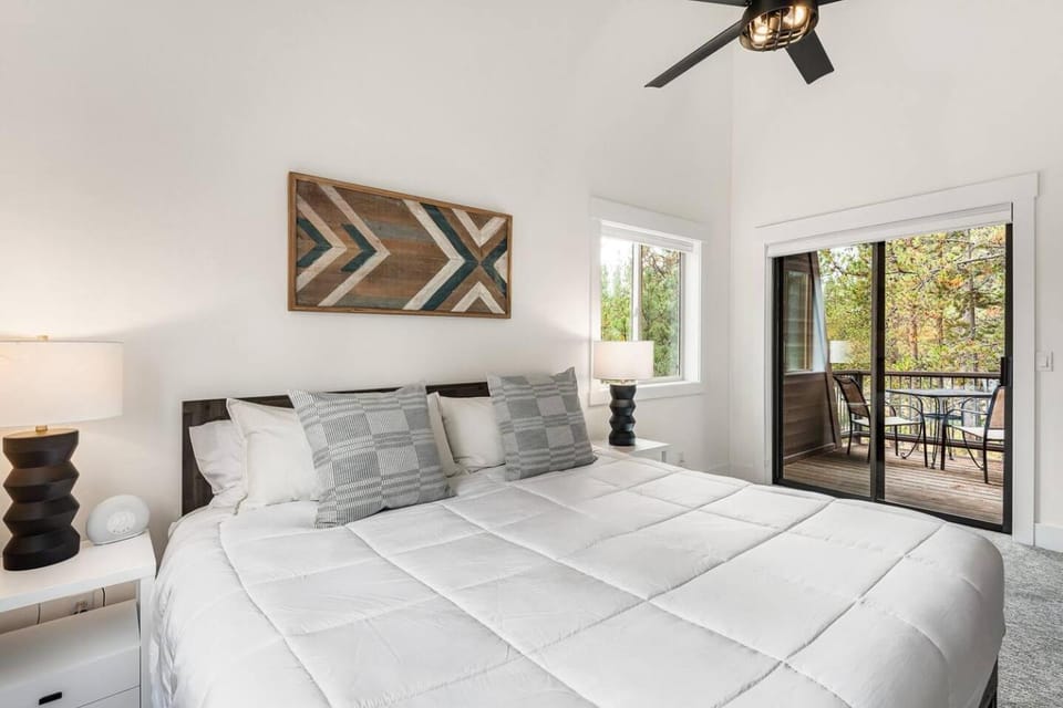 Upgraded Golf View Home, Hot Tub, Waterpark Passes House in Sunriver