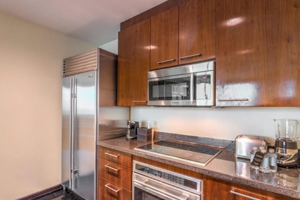 Two Bedroom Penthouse with Mountain and City Views Apartment in Las Vegas Strip