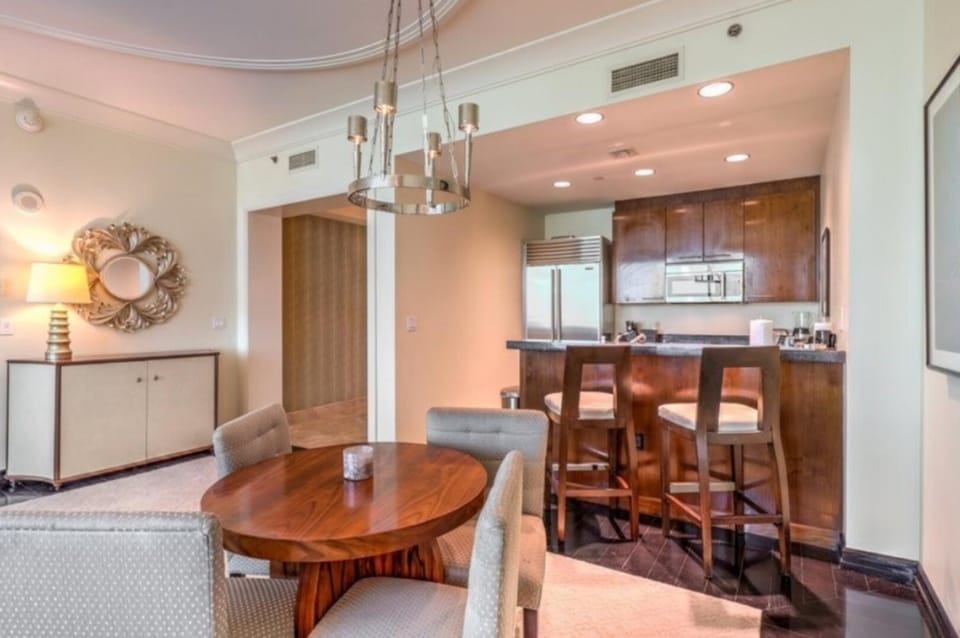 Two Bedroom Penthouse with Mountain and City Views Apartment in Las Vegas Strip