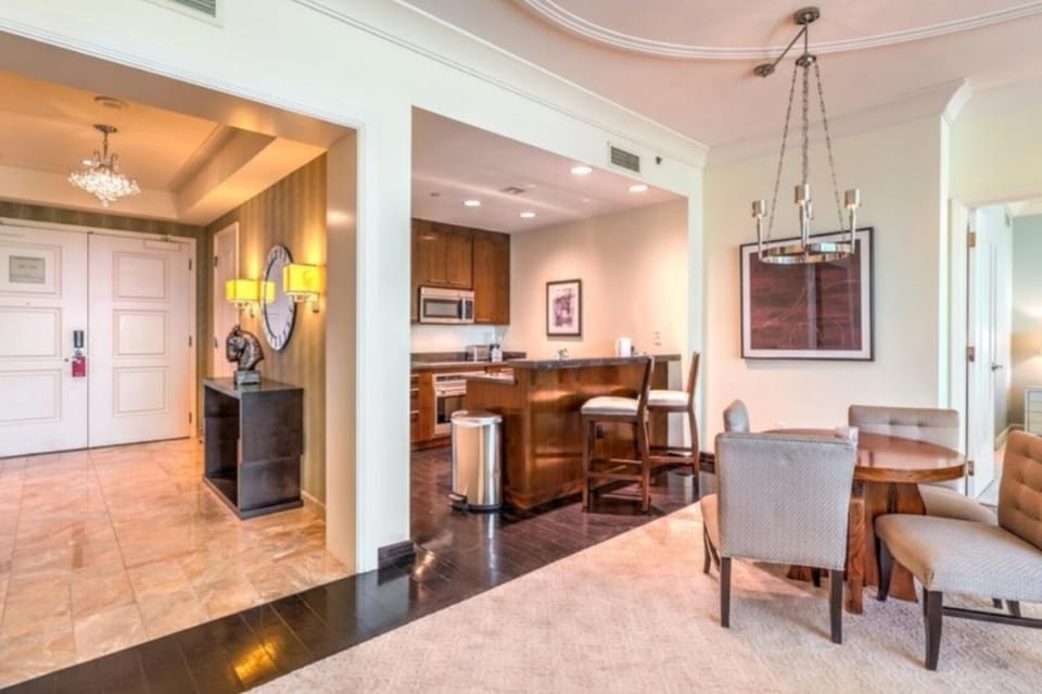 Two Bedroom Penthouse with Mountain and City Views Apartment in Las Vegas Strip