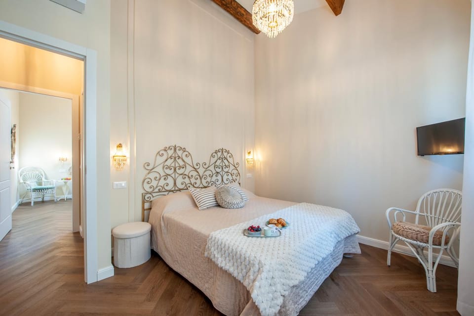 Bed, TV and multimedia, Living room, Photo of the whole room, Seating area, Bedroom
