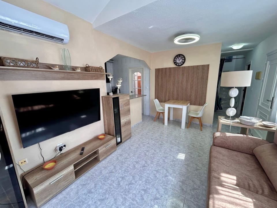 Communal lounge/ TV room, TV and multimedia, Seating area, Dining area