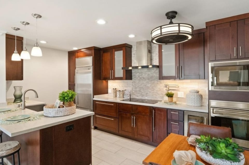 Two Bedroom Beachside Residence with Private Balcony Apartment in Hermosa Beach
