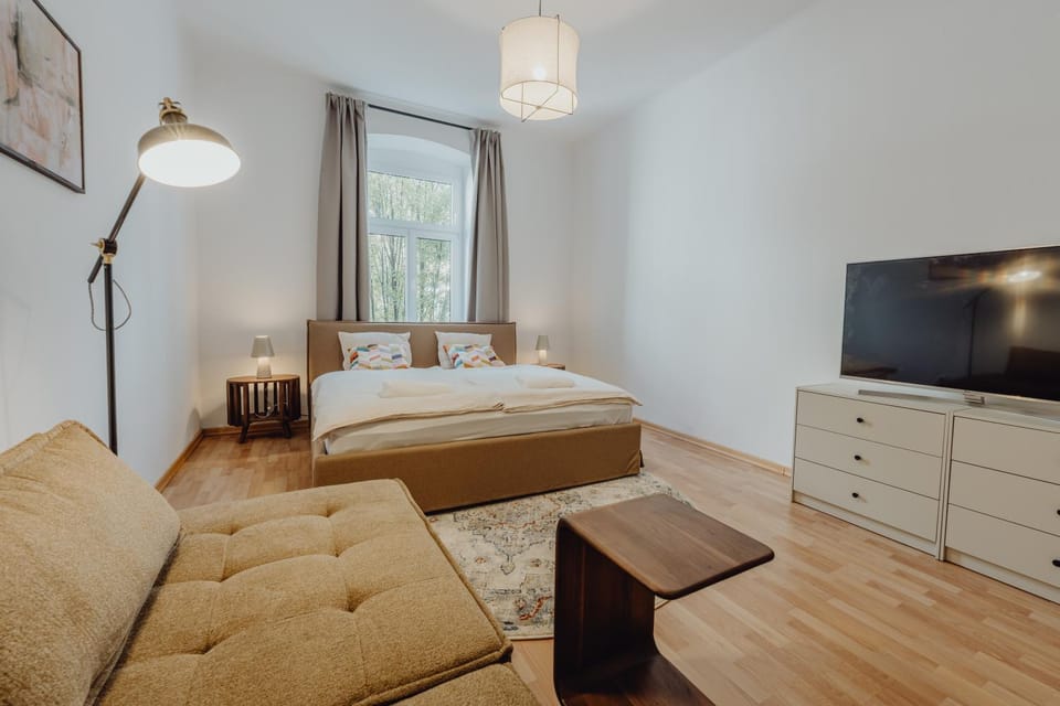 Bed, TV and multimedia, Seating area, Bedroom