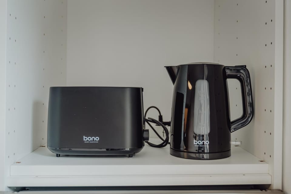 Coffee/tea facilities, toaster