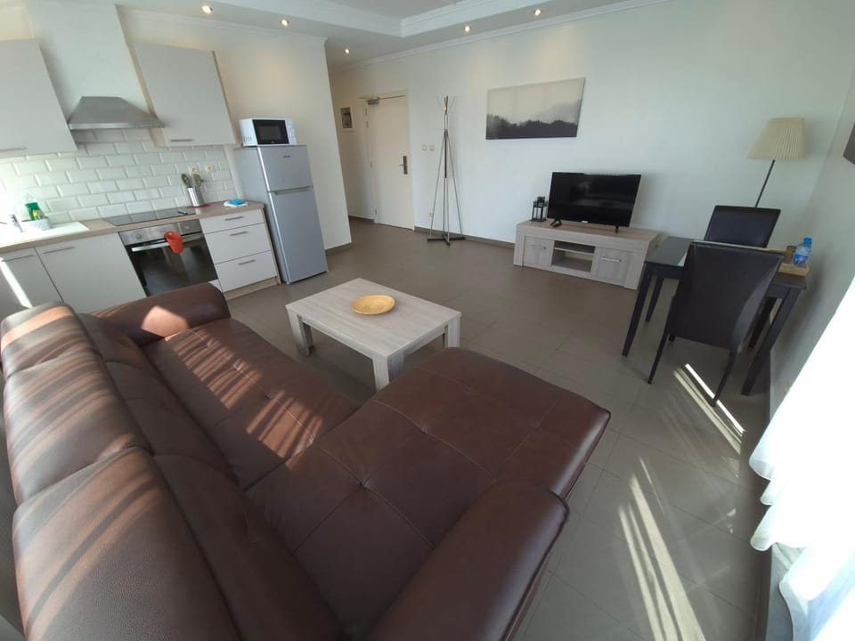 TV and multimedia, Kitchen or kitchenette, Living room, Seating area, Dining area, oven, stove