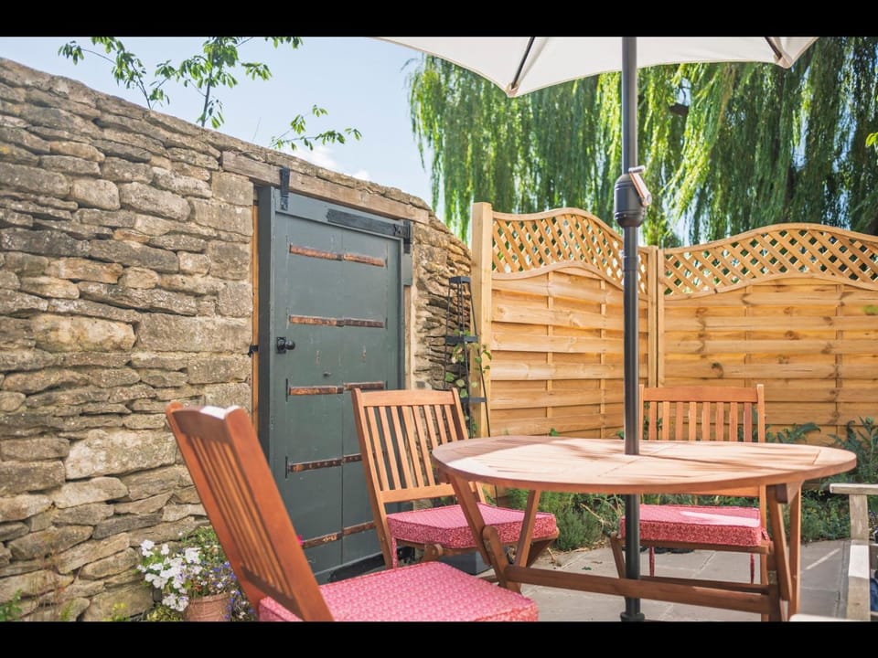 Patio, Dining area, Garden view
