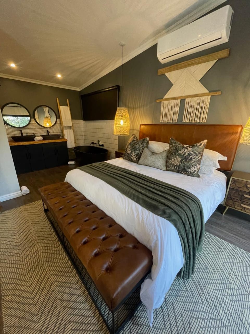 Photo of the whole room, Bedroom