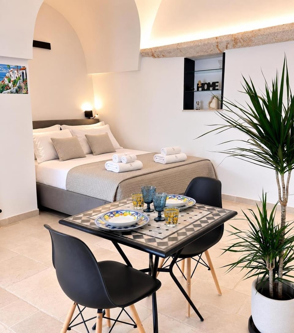 Bed, Living room, Dining area, Bedroom