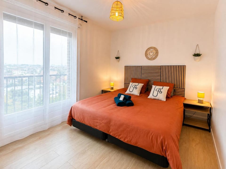 Bed, Photo of the whole room, Bedroom, towels