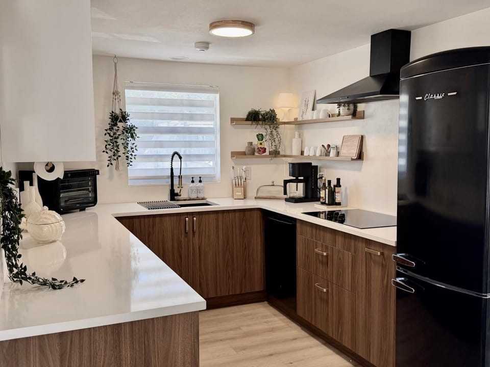 Coffee/tea facilities, Kitchen or kitchenette, dishwasher, oven, stove, toaster