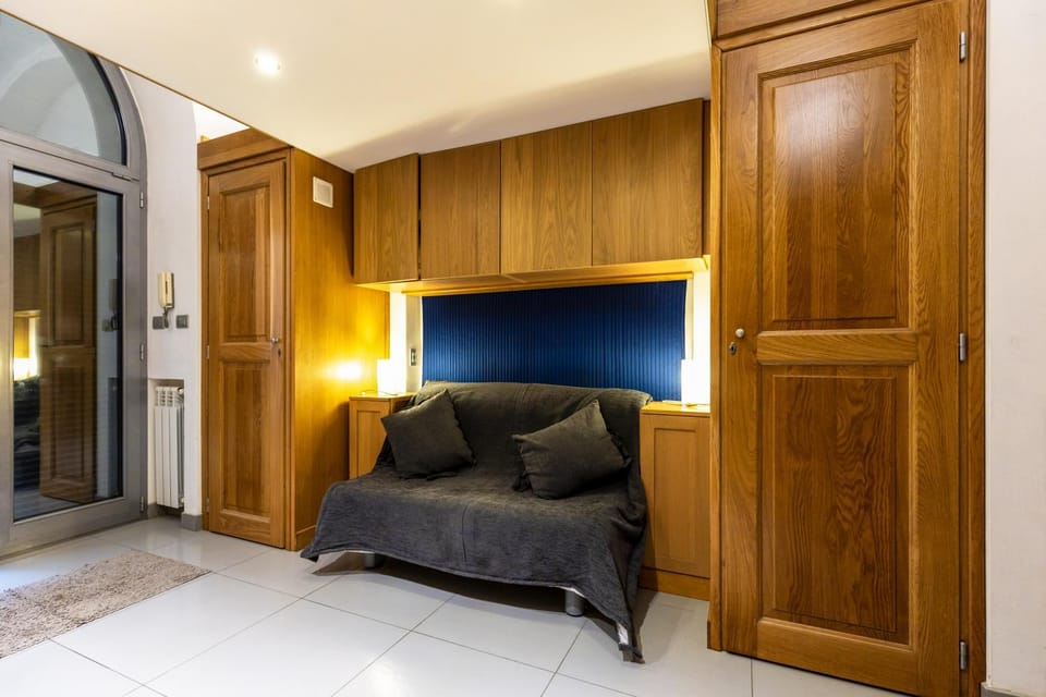 Bed, Living room, Photo of the whole room, Seating area