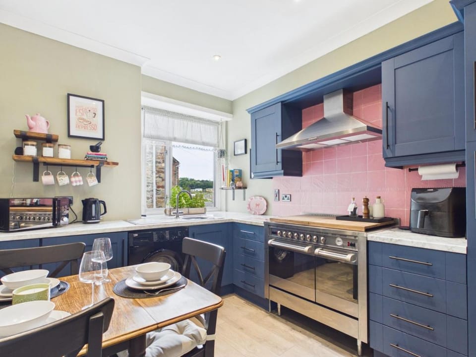 dishwasher, oven, pet friendly, toaster