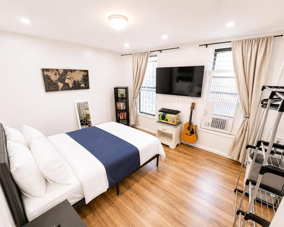 Bed, TV and multimedia, Photo of the whole room, Bedroom