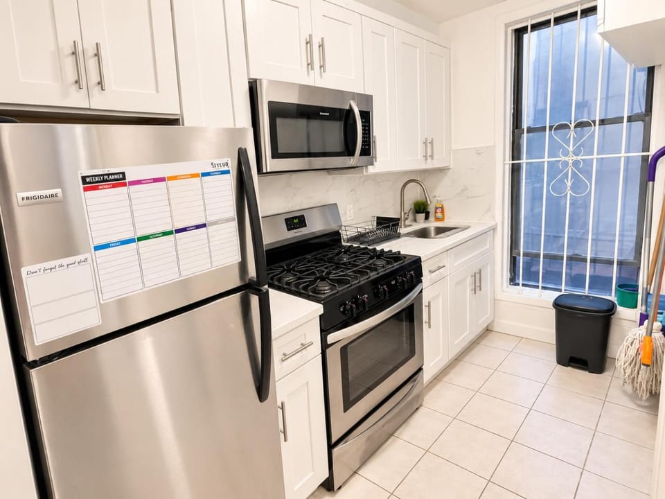 Kitchen or kitchenette, dishwasher, oven, toaster