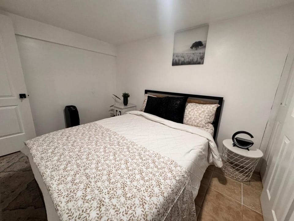 Exquisite & Delectable 1 Bedroom Bed and Breakfast in Elmont
